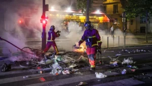 Khung cảnh hỗn loạn tại Paris sau chiến thắng của PSG